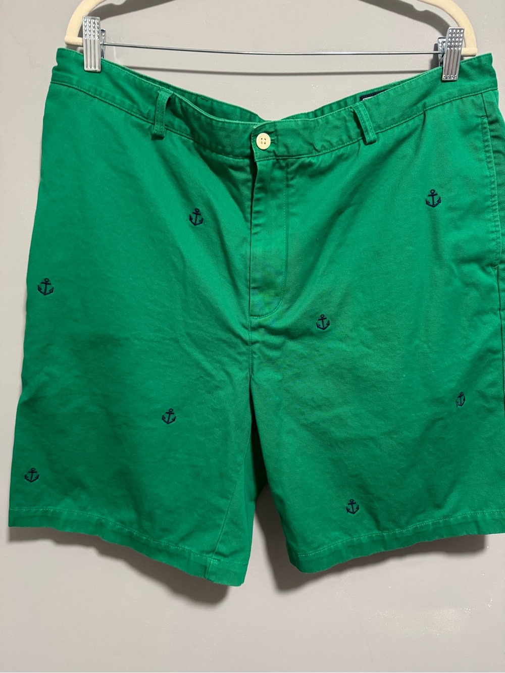 Vineyard Vines- Men’s Green Shorts with Navy Anchors. Size 40